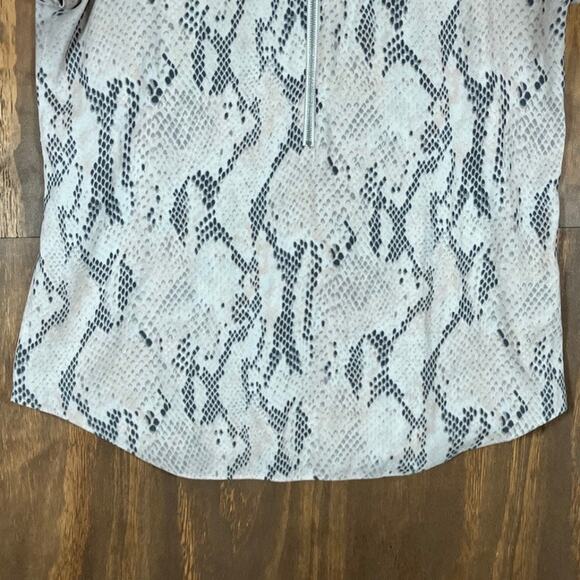 Express Womens Blouse Cream Gray Snakeskin V Neck Zip Front Cap Short Sleeve L - Picture 3 of 12